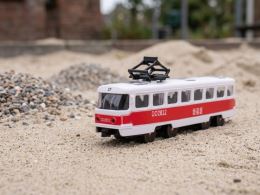 Tramvaj 17cm na setrvačník 3barvy v 12ks v DBX (1)