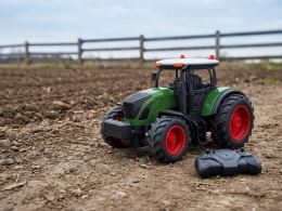 Kids Globe Farming R/C traktor 22,5cm na baterie 2,4GHz v krabičce (1)